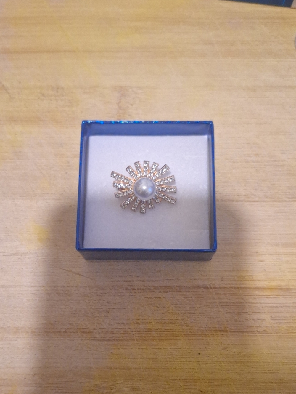 Elegant Pearl and Crystal Sunburst Brooch - Gold Tone